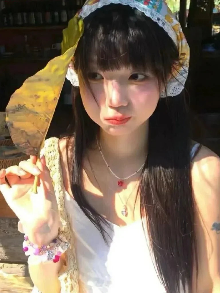 做完眼部手术的我独自在病房